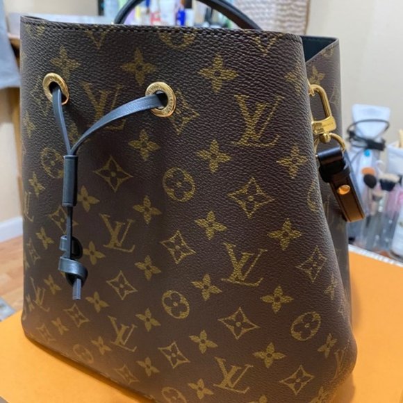 Authentic Louis Vuitton Neo Noe in Noir - Picture 3 of 14